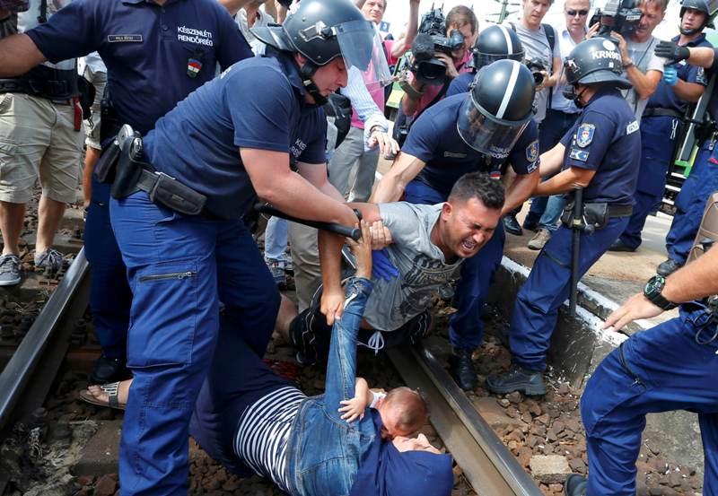 Ουγγαρία: Στοιβάζουν πρόσφυγες σε τρένα και τους οδηγούν σε καταυλισμούς - Οικογένεια γαντζώθηκε στις ράγες (Photos) - Media