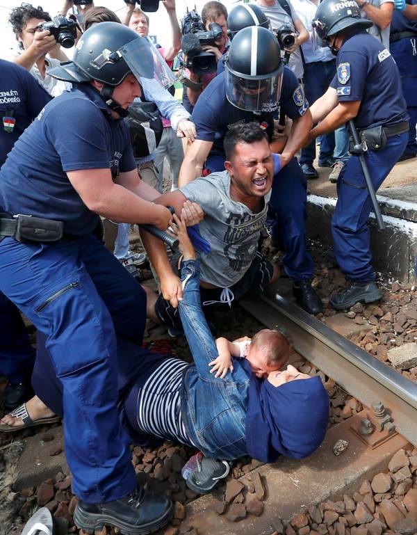Daily Mail: Οι πειρατές του Αιγαίου - Έλληνες Λιμενικοί ληστεύουν και πνίγουν πρόσφυγες - Media