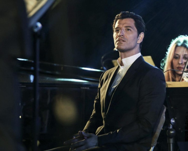 Σάκης Ρουβάς: από ποπ... κλασικός. Θα τραγουδήσει πάλι Μίκη Θεοδωράκη (Photos) - Media