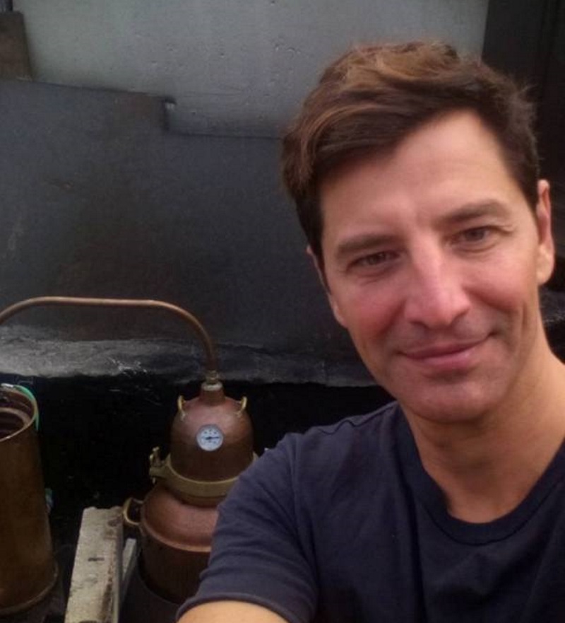 «Ήντα» κάνει ο Σάκης Ρουβάς μπροστά από ένα ρακοκάζανο; (Photos) - Media