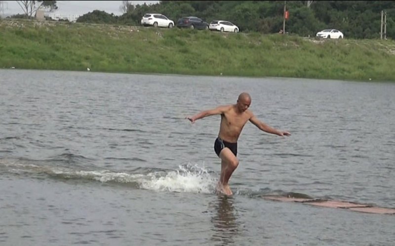 Μοναχός τρέχει επάνω στο νερό και όλοι μένουν με το στόμα ανοιχτό (Video) - Media