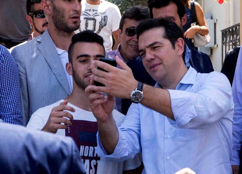 Τρόλαρε τις σέξι selfies της κόρη του - Δείτε πώς (Photos) - Media