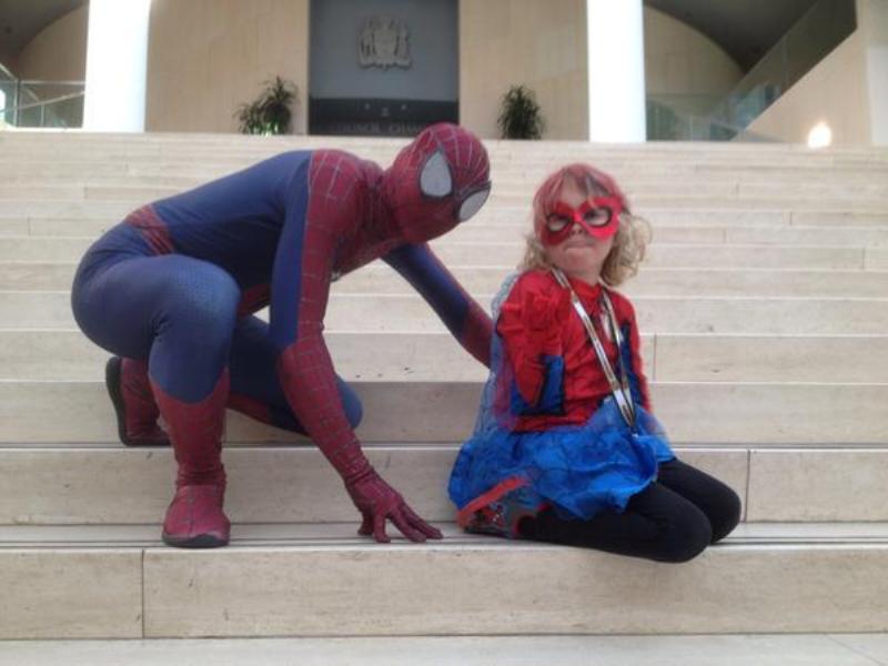 Ο Spiderman και μια ολόκληρη πόλη, έδωσε χαρά και ανακούφιση σε 6χρονο κοριτσάκι με καρκίνο (Photos) - Media
