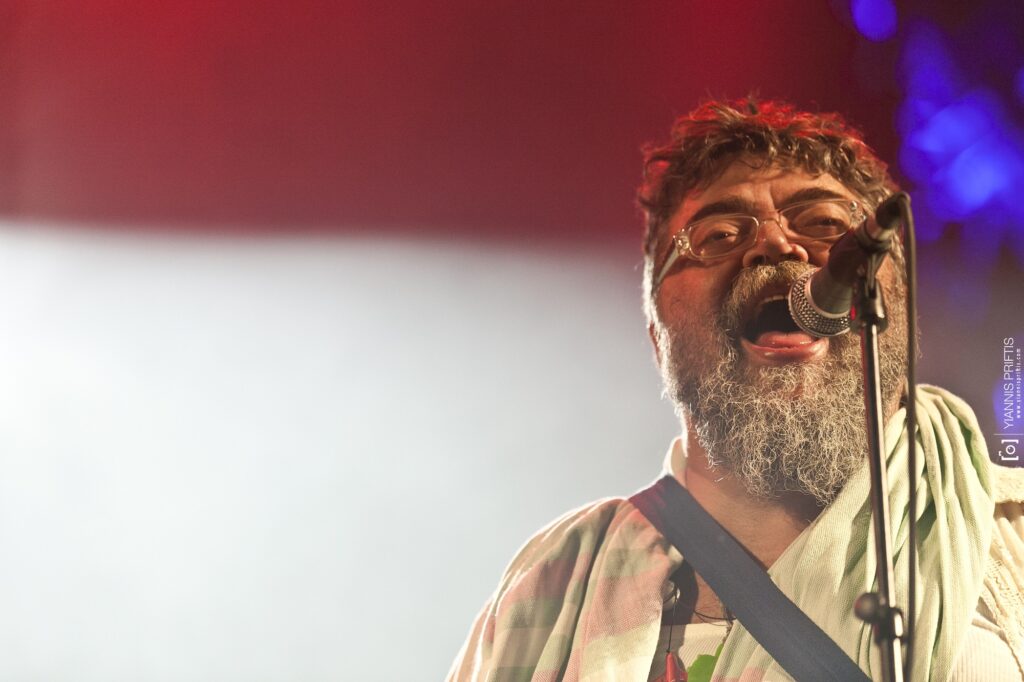 Τρεις γενιές τραγούδια με τον Σταμάτη Κραουνάκη στο Ίδρυμα Μιχάλης Κακογιάννης  - Media