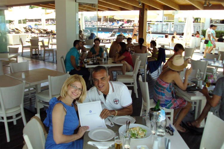 Ο Τζον Τάραμας ντύνεται γαμπρός - Στην Αμαλιάδα ο γάμος του βασιλιά του Μπλακ Τζακ (Photos) - Media