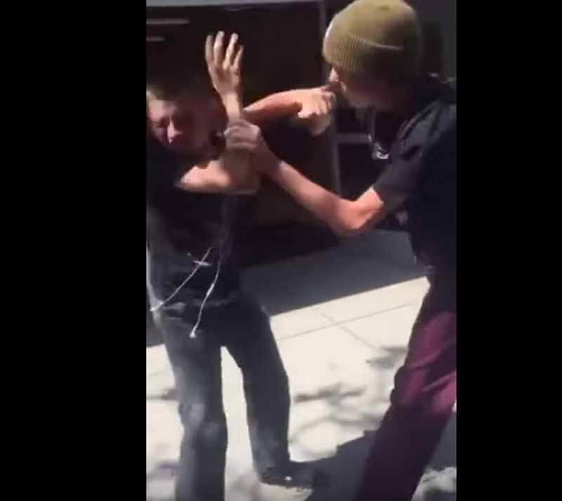 Ο μπούλης του σχολείου χτυπάει ανυπεράσπιστο τυφλό παιδάκι, αλλά βρίσκει το «δάσκαλο» του (Video) - Media