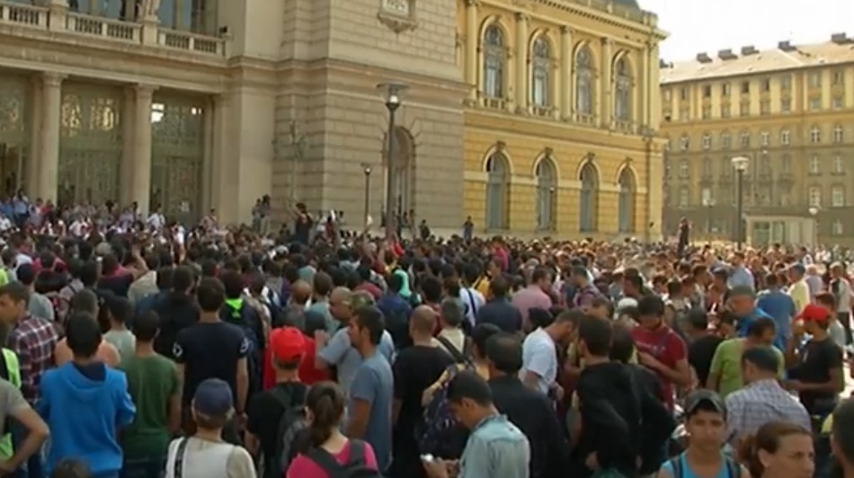 Σταμάτησαν όλα τα τρένα οι Ούγγροι για να μην ταξιδέψουν οι μετανάστες (Video) - Media