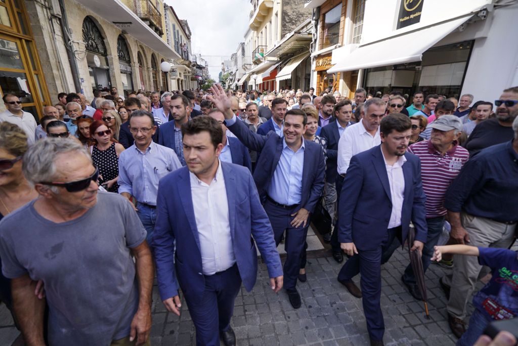Δείτε τον ηλικιωμένο που αγκάλιασε και φίλησε τον Τσίπρα (Photos) - Media