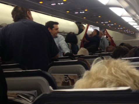 Στην οικονομική θέση ταξίδεψε ο Τσίπρας - Πώς τον υποδέχτηκαν οι συνεπιβάτες του (Photo) - Media
