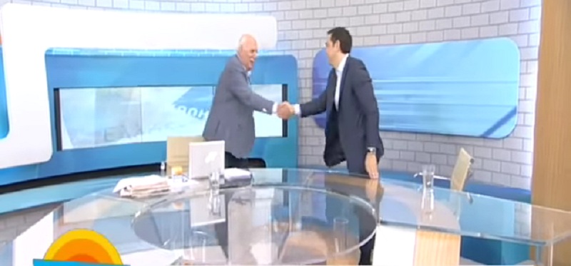 Ο Τσίπρας απαντά στον Παπαδάκη για το πόσο νερό πίνει: Έπρεπε να μου φέρετε λάστιχο (Video) - Media
