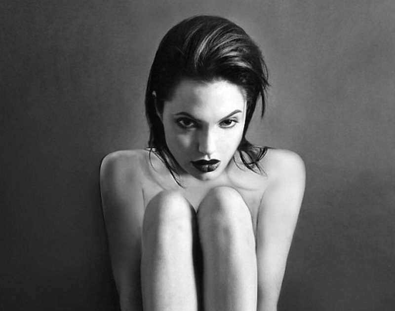 Η Ατζελίνα Τζολί 20 ετών- Ποζάρει γυμνή δεμένη με μεταξένια κορδέλα (Photos) - Media