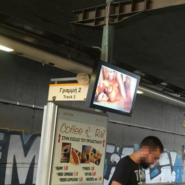 ΤΡΑΙΝΟΣΕ: Χάκερς ανέβασαν τη τσόντα στην οθόνη ενημέρωσης του Προαστιακού! - Media