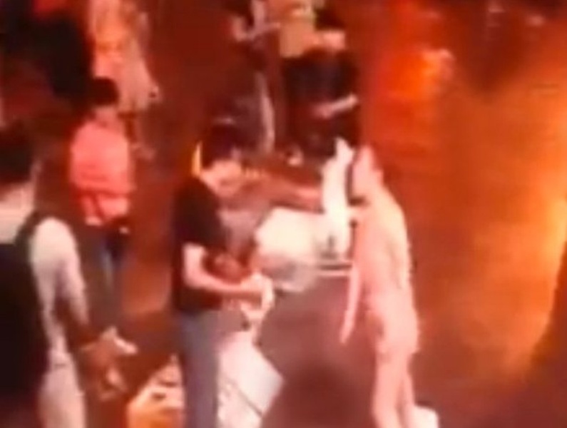 Γδύθηκε στη μέση του δρόμου ενώ τσακωνόταν με τον σύντροφό της (Video) - Media