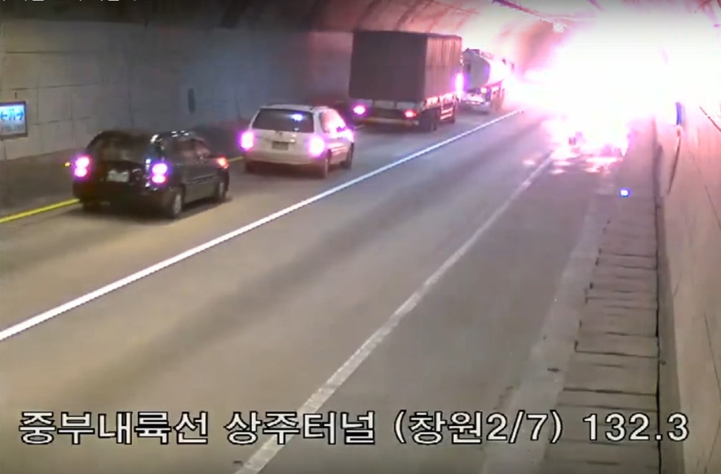 Φορτηγό που κουβαλά νέφτι εκρήγνυται μέσα σε τούνελ (Video) - Media