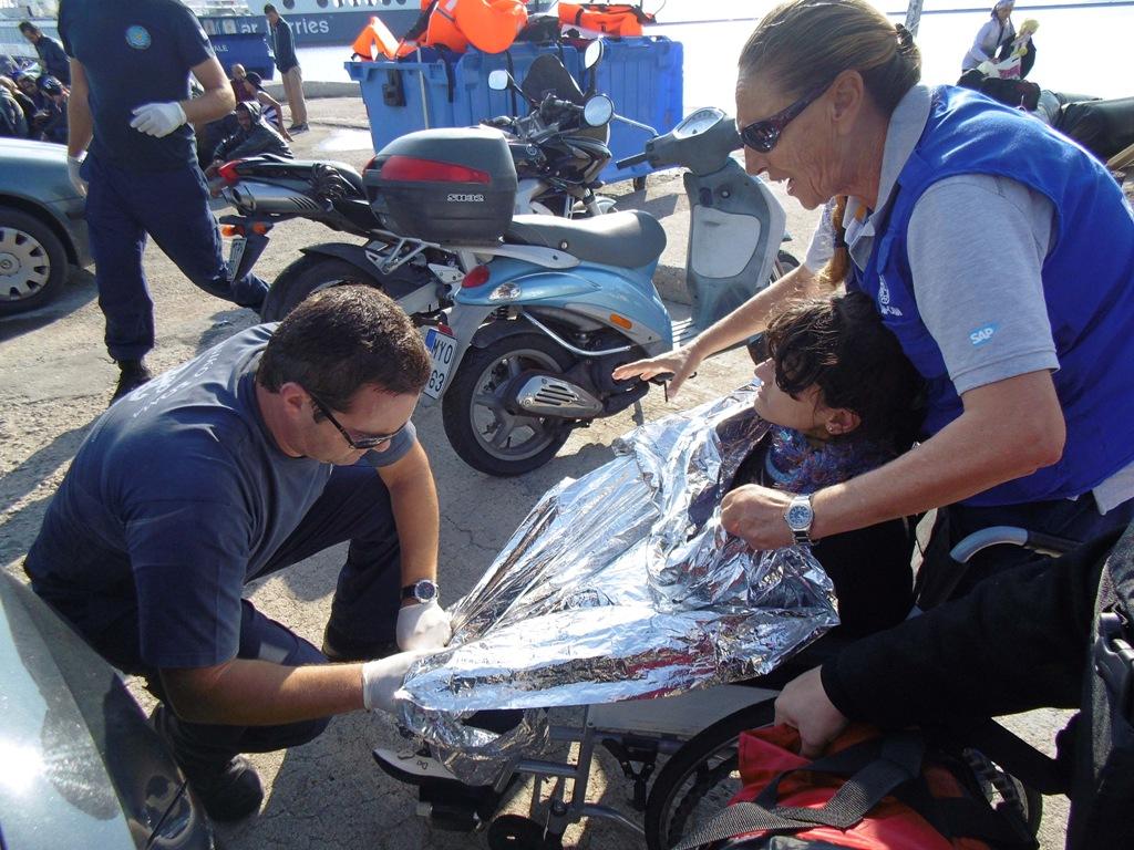 Το Λιμενικό έσωσε 18χρονη παραπληγική πρόσφυγα με το καροτσάκι της (Photos) - Media