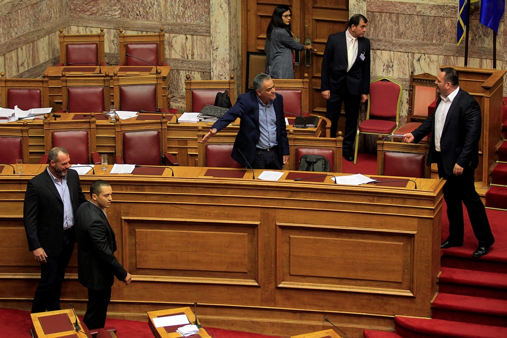 Χάος στη Βουλή με τη Χρυσή Αυγή – Ύβρεις κατά του ΚΚΕ και διακοπή της συνεδρίασης (Video) - Media