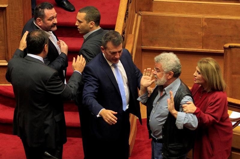 Παραλίγο να έρθουν στα χέρια στη Βουλή – Βούλτεψη και Βρούτσης σε ρόλο …πυροσβέστη (Photos) - Media