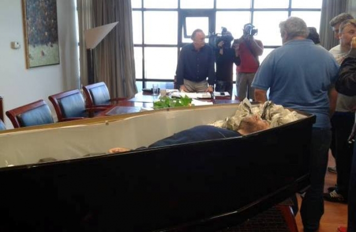 Πάτρα: Διαμαρτυρία με… φέρετρα για τα όρια συνταξιοδότησης: «Θέλουν να μας πεθάνουν μια ώρα αρχύτερα» (Photos) - Media