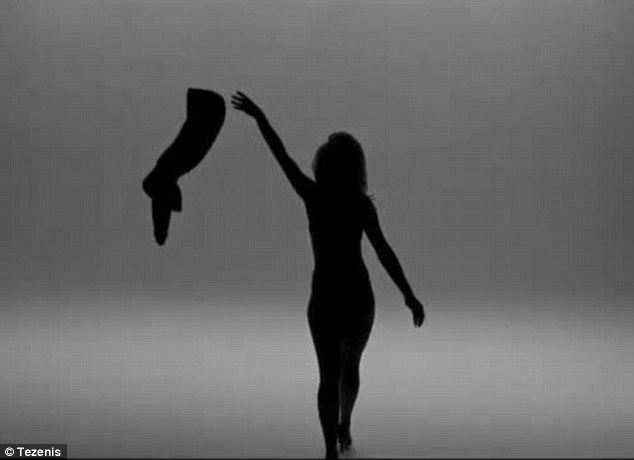 Η Ρίτα Όρα χορεύει με σέξι εσώρουχα σε σποτ εταιρίας (Video) - Media