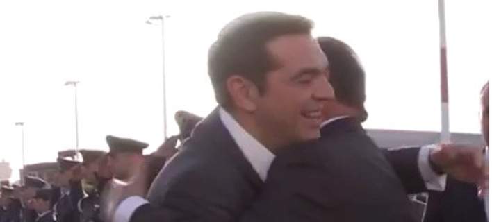 Η θερμή αγκαλιά Τσίπρα-Ολάντ (Video) - Media