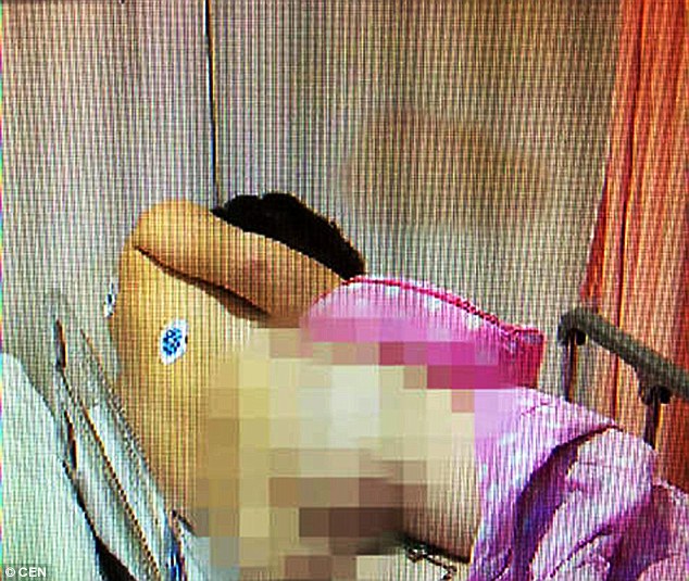 Προσπάθησε να αφαίρεσει τις αιμορροΐδες με στιλέτο και το κάρφωσε στον…πισινό του (Photos/Video) - Media