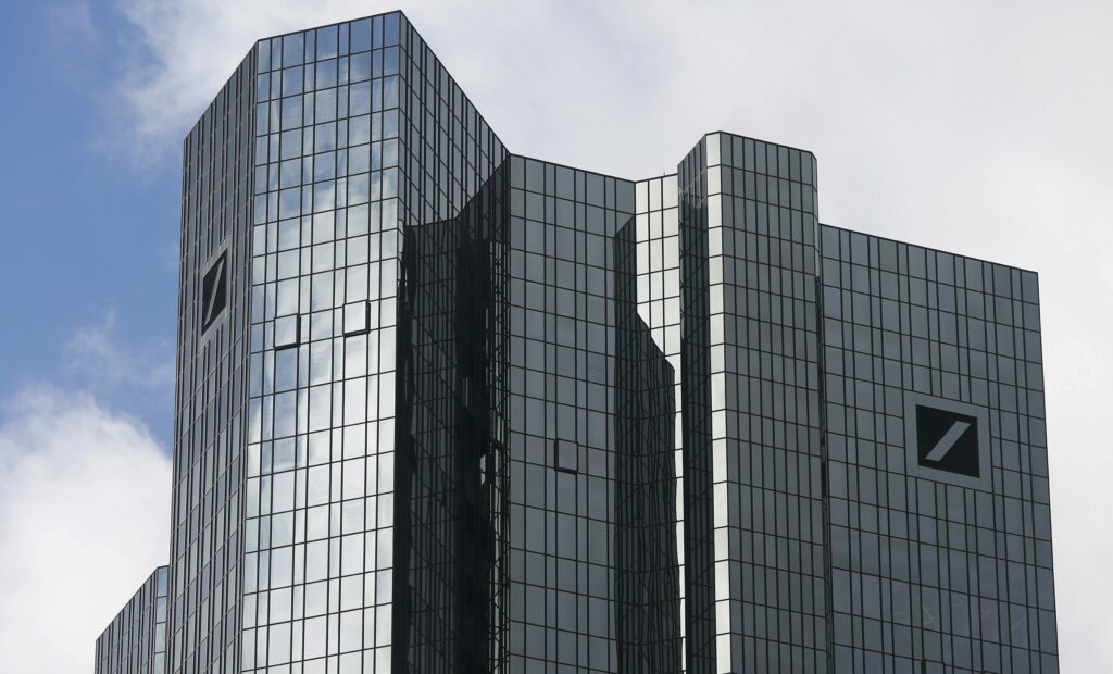 Deutsche Bank: Αναπόφευκτο το κούρεμα του ελληνικού χρέους - Media