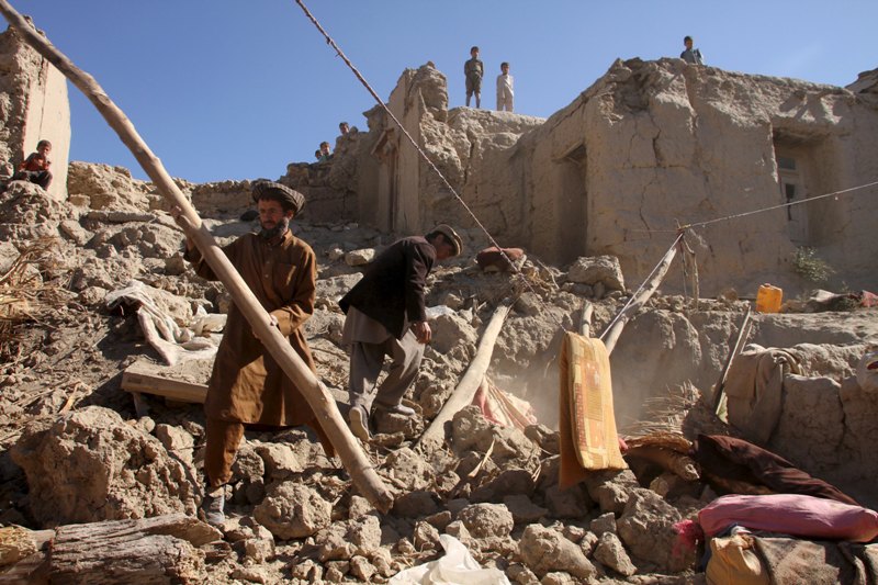 Θρήνος στα ερείπια που προκάλεσε ο φονικός σεισμός στο Αφγανιστάν - Δυσκολεύουν οι προσπάθειες των διασωστών (Photos) - Media