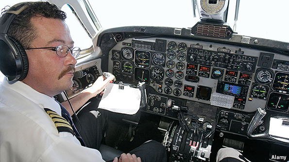 Economist: Πρέπει να ανησυχούν οι επιβάτες για την ασφάλεια του αεροσκάφους εάν πεθάνει ο πιλότος; - Media