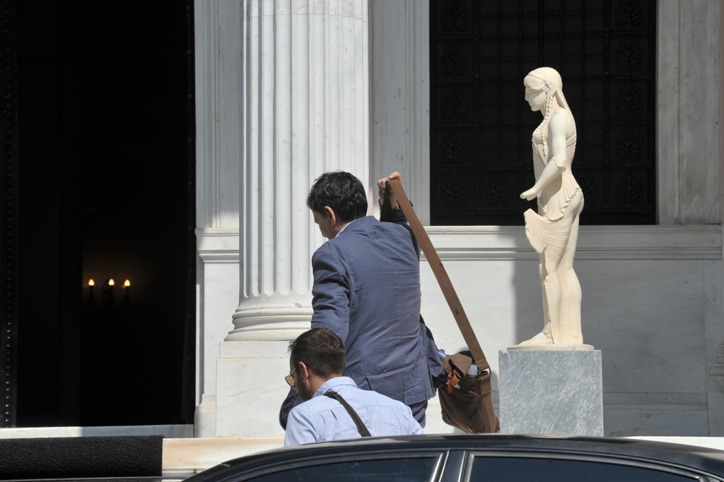 Πλειστηριασμοί, ΦΠΑ στα ιδιωτικά και φαρμακεία, τα «αγκάθια» για τη δόση των 2 δισ.  - Media