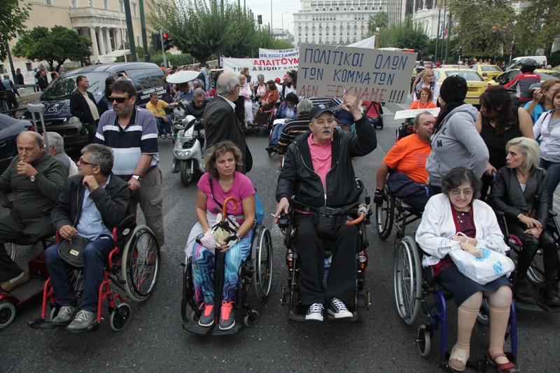 Τα ΜΑΤ εμπόδισαν πορεία ατόμων με αναπηρίες (Photos) - Media