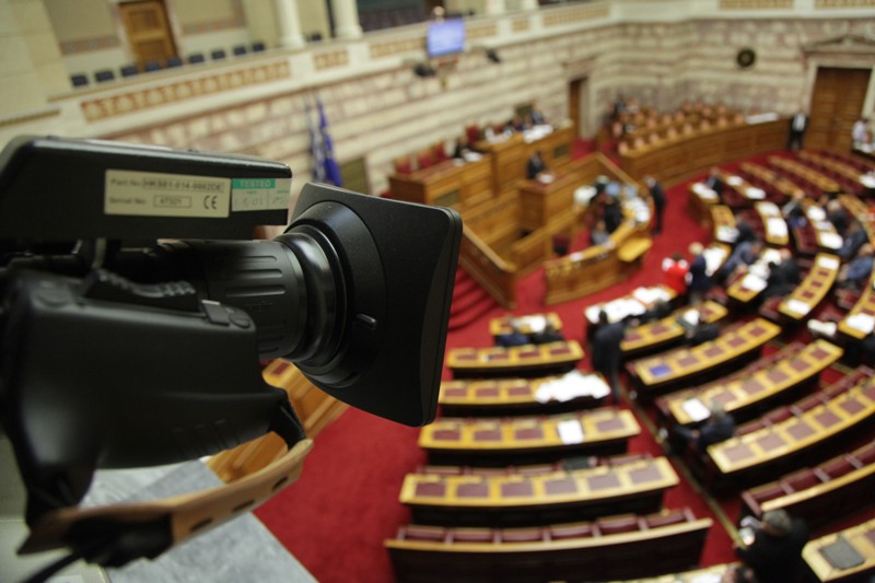 Συνεχίζεται η «σφαγή» στη Βουλή για το νομοσχέδιο των ΜΜΕ - Ένσταση Βενιζέλου για αντισυνταγματικότητα (Photos) - Media