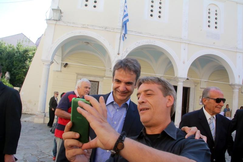 H selfie του Κυριάκου Μητσοτάκη με πολίτη στην Τρίπολη (Photos) - Media