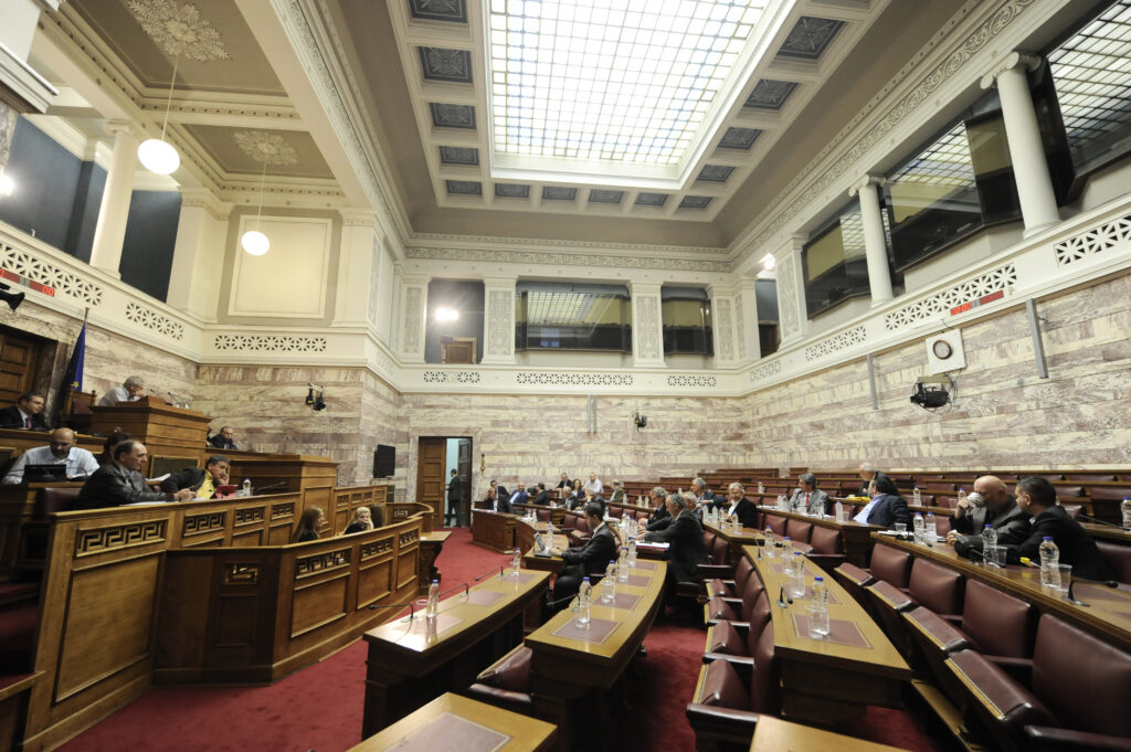 Ψηφίζεται το βράδυ το ν/σ για την ανακεφαλαιοποίηση των τραπεζών (Live) - Media