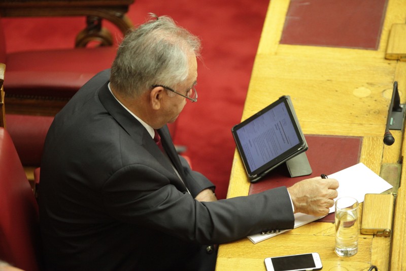 Τι διάβαζε ο Δραγασάκης όσο μιλούσε ο Αλέξης Τσίπρας στη Βουλή; (Photos) - Media