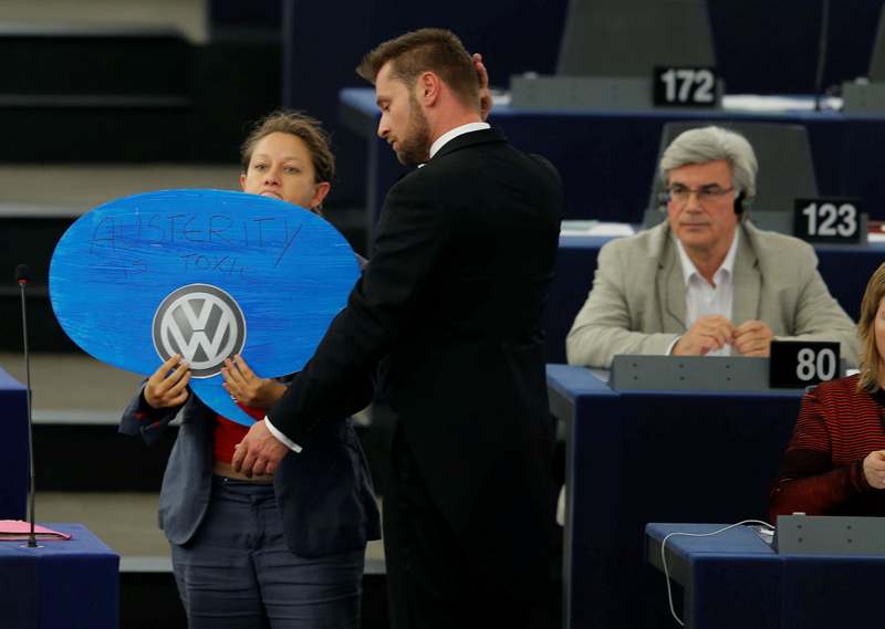 Σήκωσε πλακάτ στο Ευρωκοινοβούλιο για λιτότητα και... VW όσο μιλούσε η Μέρκελ (Photos) - Media