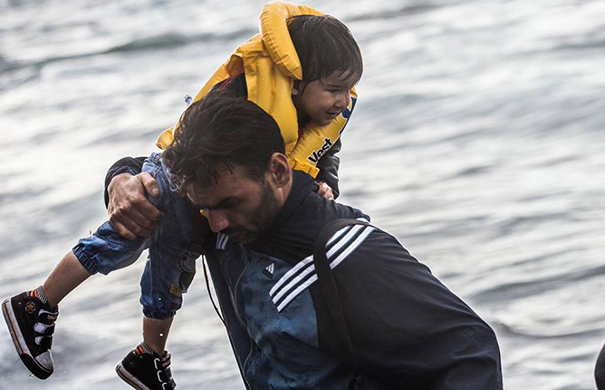 Έλληνας φωτορεπόρτερ άφησε τη μηχανή του για να βοηθήσει μικρό πρόσφυγα στη Λέσβο (Photos) - Media