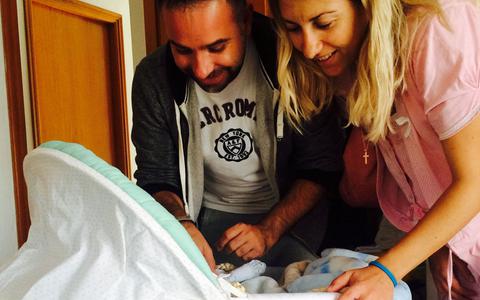 Όλες οι χαρές μαζί! Ποιος πολιτικός έγινε μπαμπάς την ώρα που ορκιζόταν βουλευτής; - Media