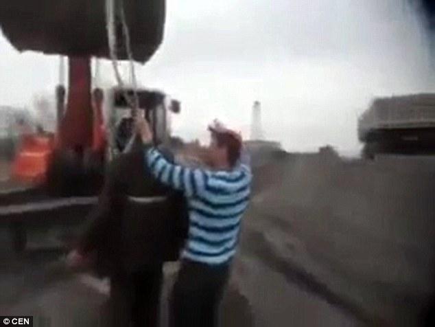 Αλβανία: Νεαροί κρέμασαν ηλικιωμένο «για πλάκα» (Σκληρές Photos) - Media