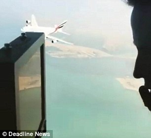 Η απίστευτη στιγμή που ένα Airbus A380 περνάει «ξυστά» κάτω από ένα ελικόπτερο (Video) - Media