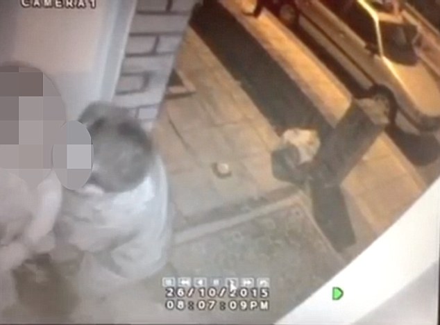 Η στιγμή της σεξουαλικής επίθεσης σε γυναίκα έξω από την πόρτα του σπιτιού της (Video) - Media