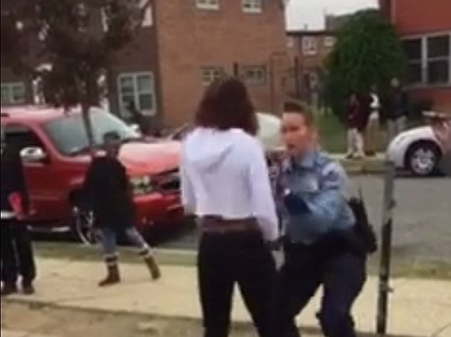 Όταν αστυνομικοί και πολίτες λύνουν τις διαφορές τους… χορεύοντας (Video) - Media
