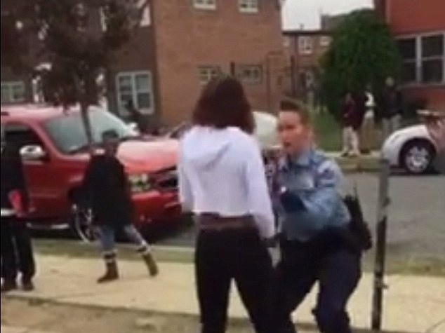 Όταν αστυνομικοί και πολίτες λύνουν τις διαφορές τους… χορεύοντας (Video) - Media