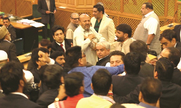 Άγριο ξύλο στη Βουλή της Ινδίας για το βοδινό κρέας (Video) - Media