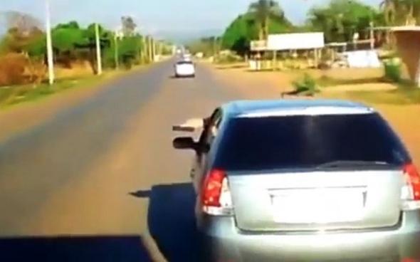 Πήγε να προσπεράσει το αυτοκίνητο και ο οδηγός τον σημάδεψε με… όπλο (Video) - Media