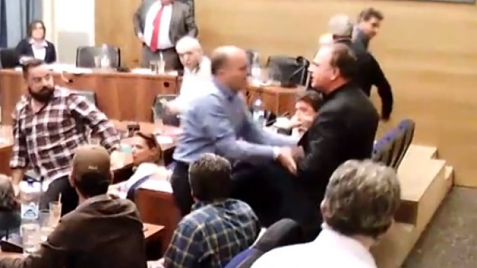 «Πιάστηκαν στα χέρια» στο δημοτικό συμβούλιο Ρεθύμνου (Video) - Media