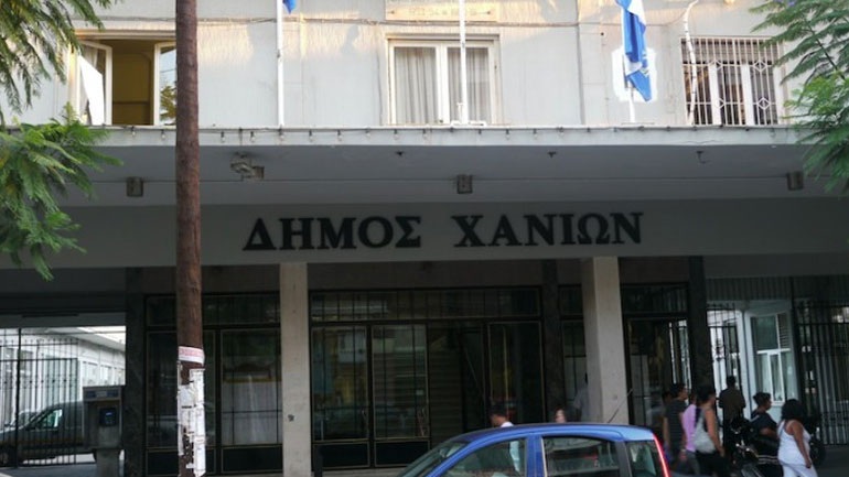 Μεθυσμένος άνδρας έκανε «γυαλιά – καρφιά» το δημαρχείο Χανίων (Photos) - Media
