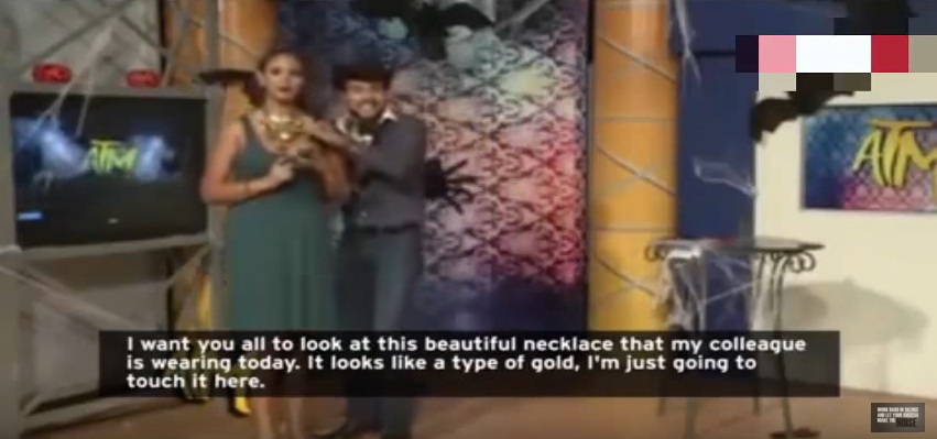 Παρουσιαστής χουφτώνει και σηκώνει τη φούστα της συμπαρουσιάστριάς που αποχωρεί οργισμένη (Video) - Media