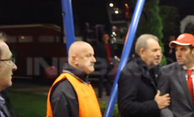 To βίντεο της έντασης με τον Μιλιβόγιεβιτς και το καπέλο του «Ερυθρού Αστέρα» - Media
