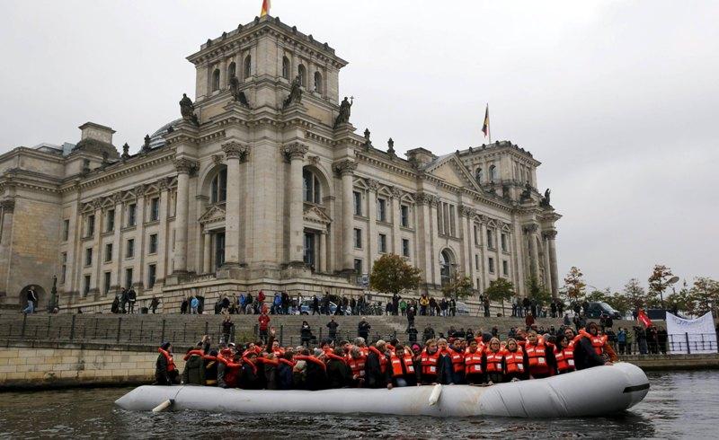 Μια βάρκα με πρόσφυγες μπροστά στο Ράιχσταγκ: Διαμαρτυρία για την προσφυγική πολιτική της ΕΕ (Photos) - Media