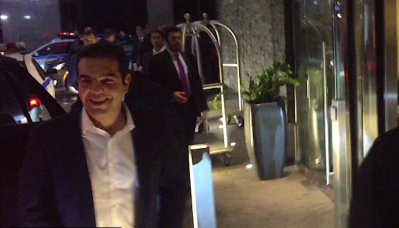 Χαλαρός ο Αλέξης Τσίπρας «τα λέει» με δημοσιογράφους πριν αποχωρήσει από τις ΗΠΑ (Video) - Media